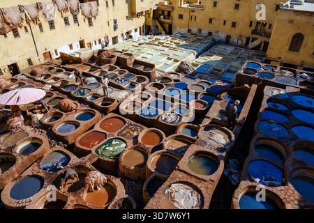 Traditionelle Gerberei im Freien mit zahlreichen kreisförmigen Gruben für die Lederverarbeitung in historischem Ambiente. Fès, Fès-Meknes, Nordmarokko Stockfoto