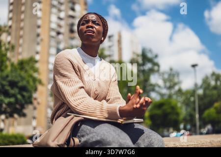 Porträt einer Afroamerikanerin mit emotionalem Stress im Stadtpark. Stockfoto