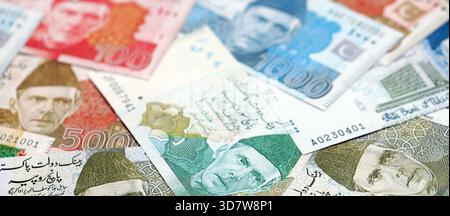 Pakistanische Rupien Banknoten. Die aktuellen pakistanischen Geldrechnungen liegen in großer Höhe auf dem Tisch. Das Konzept des Geschäfts und der Investitionen in Pakistan Stockfoto