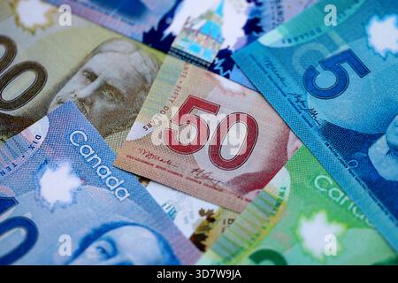 Geldscheine in kanadischer Dollar. CAD-Geldscheine in großem Stapel mit unterschiedlichen Stückelungen aus nächster Nähe Stockfoto