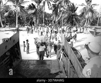 Die Bikini Islanders steigen im März 1946 an Bord eines Landebootes, Fahrzeugs, Personals (LCVP), als sie vom Bikini Atoll abfahren. Stockfoto