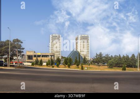 Das Gebiet der U-Bahn-Station in Baku, Aserbaidschan. Zwei Türme: Dies sind moderne Hochhäuser in der Nähe von Wohn- oder Geschäftsgebäuden Stockfoto