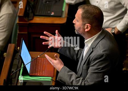 Brüssel, Belgien November 2025. PS' Patrick Prevot, Bild auf einer Plenartagung des Plenums im bundesparlament am Donnerstag, den 27. November 2025, in Brüssel. Bei der heutigen Sitzung geht es um die Erklärung der Regierung. BELGA FOTO DIRK WAEM Credit: Belga News Agency/Alamy Live News Stockfoto