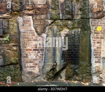 Mischmaterialwand mit Wasser, das nach unten tropft Stockfoto