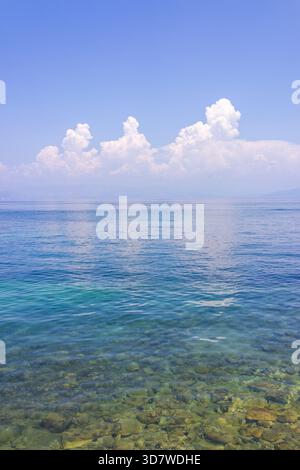 Sturmwolken über ruhigem Meer Stockfoto