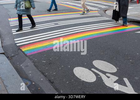 Paris, Frankreich, 11.26.2025. Die Regenbogenfarben gemalt auf der Straße in "Le Marais" im 4. Arrondissement von Paris Stockfoto