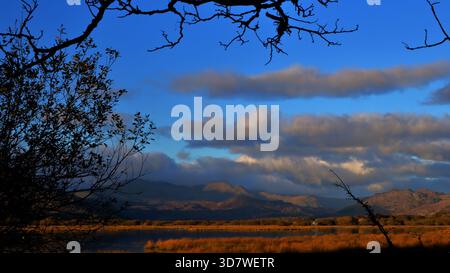 Blick vom Cob bei Porthmadog über die Glaslyn-Mündung im Spätherbst mit Blick auf Snowdonia/Eryri Stockfoto