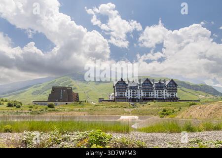 Shahdag. Touristenhotels in Aserbaidschan, Shahdag. Shahdag ist ein beliebtes Touristenziel für Skifahrer in Aserbaidschan geworden. Stockfoto
