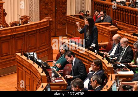 Lissabon, Portugal. 27. November 2025. Mariana Mortagua, Vorsitzende des linken Blocks, bei der Schlussabstimmung über den Staatshaushalt 2026 in der Assembleia da Republica in Lissabon. Quelle: Ricardo Rocha / Alamy Live News Stockfoto