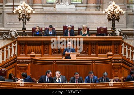 Lissabon, Portugal. 27. November 2025. Rui Rocha, Leiter der Liberalen Initiative, spricht bei der Schlussabstimmung über den Staatshaushalt 2026 in der Assembleia da Republica in Lissabon. Quelle: Ricardo Rocha / Alamy Live News Stockfoto