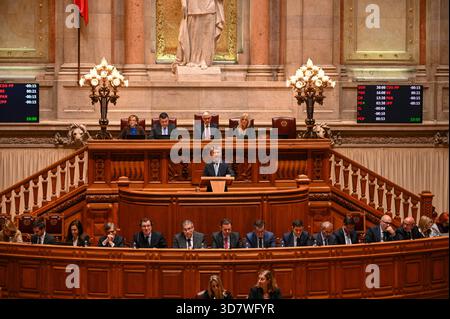 Lissabon, Portugal. 27. November 2025. Jose Luis Carneiro, Vorsitzender der Sozialistischen Partei, nimmt an der Schlussabstimmung über den Staatshaushalt 2026 in der Assembleia da Republica in Lissabon Teil. Quelle: Ricardo Rocha / Alamy Live News Stockfoto