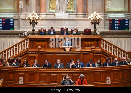Lissabon, Portugal. 27. November 2025. Andre Ventura, Leiter der Chega, spricht bei der Schlussabstimmung über den Staatshaushalt 2026 in der Assembleia da Republica in Lissabon. Quelle: Ricardo Rocha / Alamy Live News Stockfoto