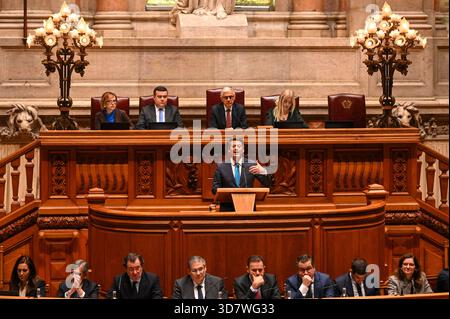 Lissabon, Portugal. 27. November 2025. Andre Ventura, Leiter der Chega, spricht bei der Schlussabstimmung über den Staatshaushalt 2026 in der Assembleia da Republica in Lissabon. Quelle: Ricardo Rocha / Alamy Live News Stockfoto