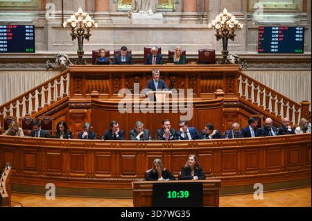 Lissabon, Portugal. 27. November 2025. Jose Luis Carneiro, Vorsitzender der Sozialistischen Partei, nimmt an der Schlussabstimmung über den Staatshaushalt 2026 in der Assembleia da Republica in Lissabon Teil. Quelle: Ricardo Rocha / Alamy Live News Stockfoto