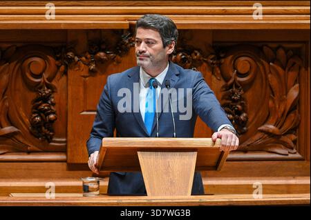 Lissabon, Portugal. 27. November 2025. Andre Ventura, Leiter der Chega, spricht bei der Schlussabstimmung über den Staatshaushalt 2026 in der Assembleia da Republica in Lissabon. Quelle: Ricardo Rocha / Alamy Live News Stockfoto