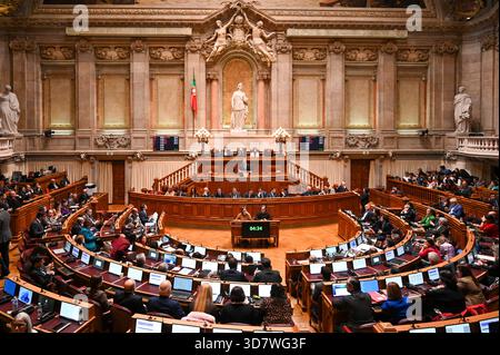 Lissabon, Portugal. 27. November 2025. Nuno Melo, Leiter der CDS-PP, nimmt an der Schlussabstimmung über den Staatshaushalt 2026 in der Assembleia da Republica in Lissabon Teil. Quelle: Ricardo Rocha / Alamy Live News Stockfoto
