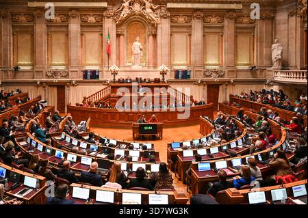 Lissabon, Portugal. 27. November 2025. Andre Ventura, Leiter der Chega, spricht bei der Schlussabstimmung über den Staatshaushalt 2026 in der Assembleia da Republica in Lissabon. Quelle: Ricardo Rocha / Alamy Live News Stockfoto