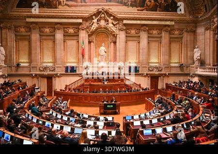 Lissabon, Portugal. 27. November 2025. Jose Luis Carneiro, Vorsitzender der Sozialistischen Partei, nimmt an der Schlussabstimmung über den Staatshaushalt 2026 in der Assembleia da Republica in Lissabon Teil. Quelle: Ricardo Rocha / Alamy Live News Stockfoto