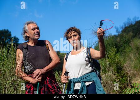 Seniorenpaar Wandern in der Natur Stockfoto