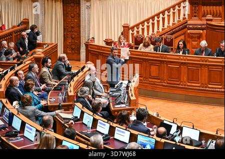 Lissabon, Portugal. 27. November 2025. Andre Ventura, Leiter der Chega, spricht bei der Schlussabstimmung über den Staatshaushalt 2026 in der Assembleia da Republica in Lissabon. Quelle: Ricardo Rocha / Alamy Live News Stockfoto