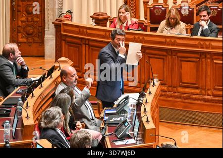 Lissabon, Portugal. 27. November 2025. Andre Ventura, Leiter der Chega, spricht bei der Schlussabstimmung über den Staatshaushalt 2026 in der Assembleia da Republica in Lissabon. Quelle: Ricardo Rocha / Alamy Live News Stockfoto