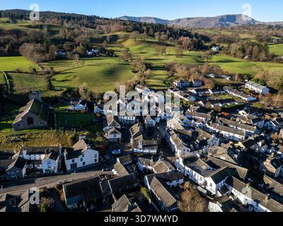 Hawkshead, Cumbria, Großbritannien, 25. November 2025. Blick aus der Vogelperspektive auf das Dorf Hawkshead an einem wunderschönen Wintermorgen. Quelle: Paul Heyes/Alamy News Live. Stockfoto