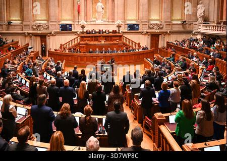 Lissabon, Portugal. 27. November 2025. Die Abgeordneten stimmen bei der endgültigen Genehmigung des Staatshaushalts 2026 in der Assembleia da Republica in Lissabon ab. Quelle: Ricardo Rocha / Alamy Live News Stockfoto