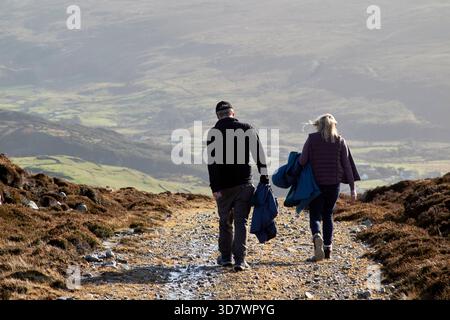 Verheiratetes Paar mittleren Alters, das auf der Trommelschleife durch das cashel glencolumbkille County donegal republic of ireland spaziert Stockfoto