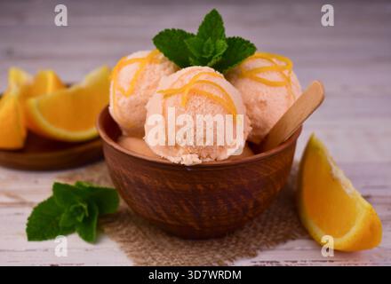 Orangeneis mit Minze in einer Tonschale. Nahaufnahme. Stockfoto