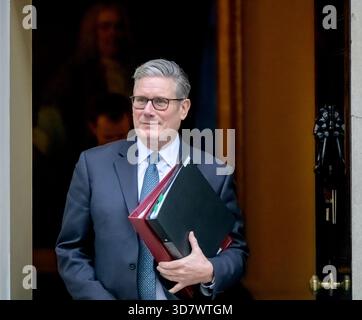 Sir Keir Starmer - britischer Premierminister - verlässt die Downing Street 10, um an den Fragen des Premierministers im Parlament am Budgettag, 26. November 2025, teilzunehmen Stockfoto