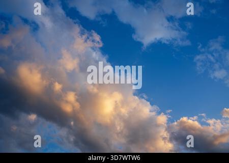 Wolken im Hintergrund, tagsüber fotografiert. Stockfoto