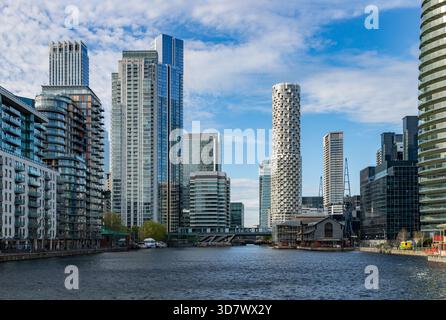 Ein Bild der modernen Apartments und Büros auf der Isle of Dogs und Canary Wharf vom Millwall Inner Dock aus gesehen. Stockfoto