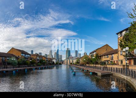Ein Bild der modernen Apartments und Büros auf der Isle of Dogs und Canary Wharf, die über den Clippers Quay gesehen werden. Stockfoto