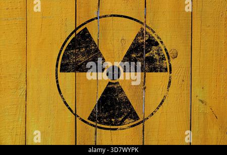 Schwarz radioaktiven Gefahr Warnung Schild über Grunge gelber Hintergrund mit Kopie Raum lackiert Stockfoto