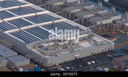 Vertikale Antenne: KI-Infrastruktur und Solarenergieverbrauch Stockfoto