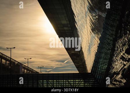 Krakau, Polen - 17. März 2019: Blick auf ein modernes Flughafenterminalgebäude mit einer Glasfassade, die warmes Sonnenlicht einfängt, Flughafen Krakau. Stockfoto