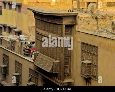 Kairo, Ägypten, 22. November 2025: Traditionelle Architektur im historischen Kairo, ein Gebäude mit klassischen Holzgitterfenstern, bekannt als Maschrabiya, Stockfoto