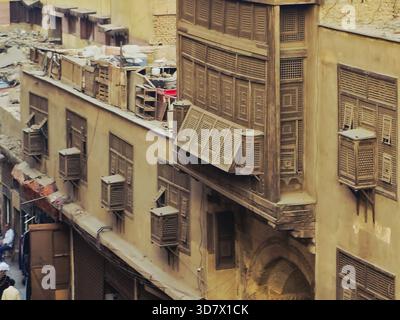 Kairo, Ägypten, 22. November 2025: Traditionelle Architektur im historischen Kairo, ein Gebäude mit klassischen Holzgitterfenstern, bekannt als Maschrabiya, Stockfoto