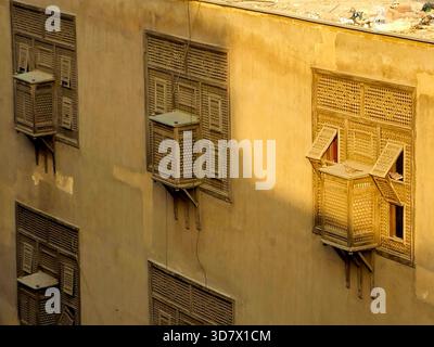Kairo, Ägypten, 22. November 2025: Traditionelle Architektur im historischen Kairo, ein Gebäude mit klassischen Holzgitterfenstern, bekannt als Maschrabiya, Stockfoto