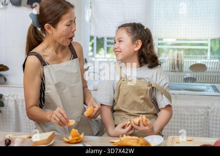 Familienzeit, Frühstück, gemeinsame Aktivitäten während der Ferien. Eltern und Kinder essen in den Ferien zusammen. Neues Zuhause für Fam Stockfoto