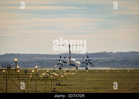 Propeller-Passagierflugzeuge, die sich am Start der Start- und Landebahn vorbereiten, mit Anfluglichtern, die vor dem Flugzeug deutlich sichtbar sind, symbolisieren Stockfoto