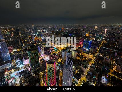 Ein lebhafter nächtlicher Blick auf Ho Chi Minh City, Vietnam, mit Neonlichtern, dichten Straßen und einer dynamischen modernen Skyline. Stockfoto