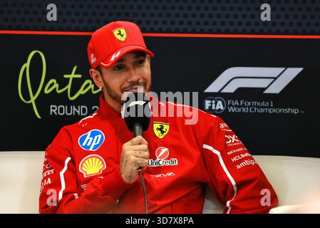 Doha, Katar. November 2025. Lewis Hamilton (GBR) Ferrari bei der FIA Pressekonferenz. 27.11.2025. Formel-1-Weltmeisterschaft, Rd 23, Großer Preis Von Katar, Doha, Katar, Vorbereitungstag. Quelle: James Moy/Alamy Live News Stockfoto