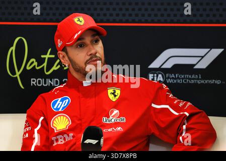 Doha, Katar. November 2025. Lewis Hamilton (GBR) Ferrari bei der FIA Pressekonferenz. 27.11.2025. Formel-1-Weltmeisterschaft, Rd 23, Großer Preis Von Katar, Doha, Katar, Vorbereitungstag. Quelle: James Moy/Alamy Live News Stockfoto
