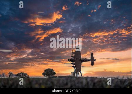 Das Bild zeigt eine Grabbomber-Gedenkskulptur aus dem Zweiten Weltkrieg in Lancaster, bekannt als „Freedoms Wings“ in der Nähe von Norton Disney in Lincolnshire Stockfoto