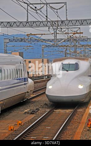 Zwei Shinkansen-Züge kreuzen im japanischen Bahnhof Kyoto Stockfoto