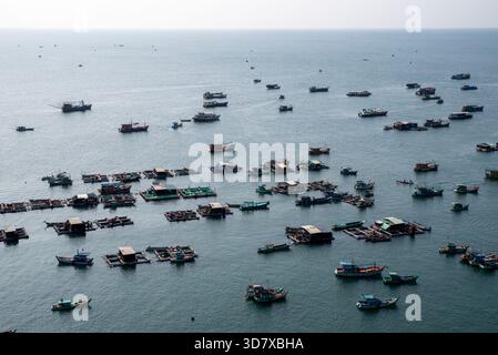 Ein großes Gewässer mit vielen Booten, die darauf schwimmen. Einige der Boote sind klein und andere groß Stockfoto