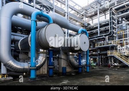 Große industrielle Wärmetauscher mit umfangreichen Rohrleitungs- und Metallstrukturen in einer petrochemischen Anlage, die technische und Prozessausrüstung präsentieren Stockfoto