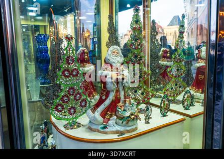 Prag, Tschechische Republik - 31. Oktober 2025: Weihnachtsbäume aus böhmischem Glas und Weihnachtsmann in einem Schaufenster. Stockfoto