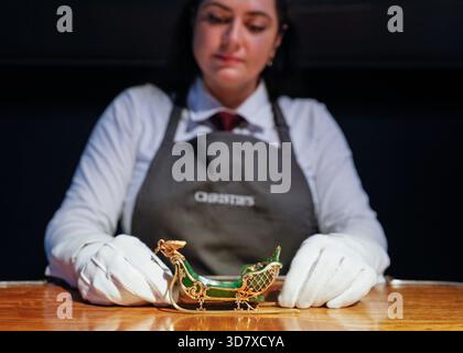 London, Großbritannien. November 2025. Christies Stab mit einem seltenen, mit Gold besetzten nephriten Miniaturmodell eines Schlittens von Fabergé, ca. 1890 (Schätzung: £ 350.000-450.000). Quelle: Imageplotter/Alamy Live News Stockfoto